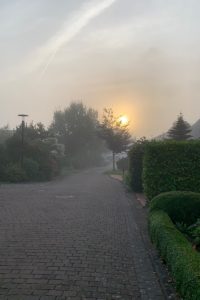 Sonnenaufgang im Nebel über Häusern