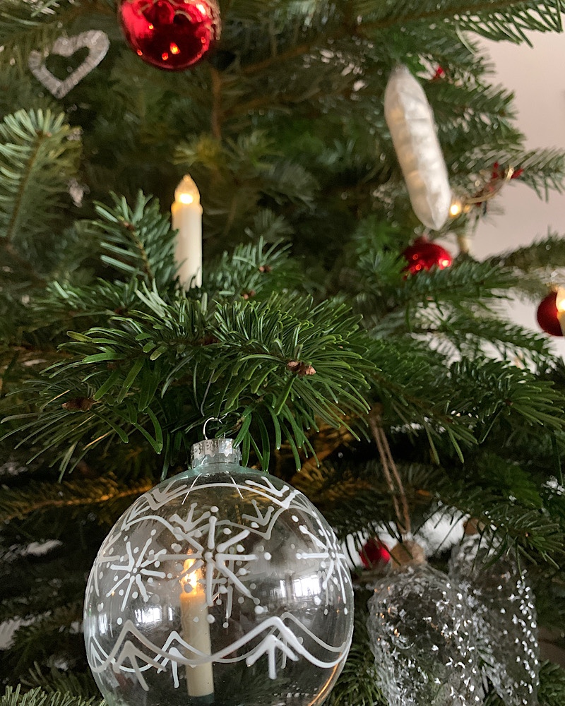 Weihnachtsbaum mit Glaskugeln