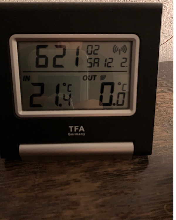 Der Wecker zeigt 6:21 Uhr und Null Grad Außentemperatur