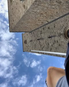 Sabrina Besic schaut auf die Türme der Abtei Münsterschwarzach