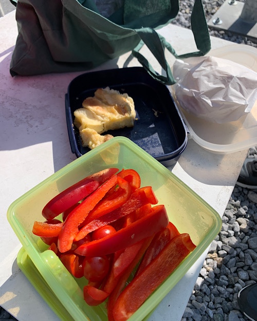 Mittagssnack mit Paprika und Käsepita