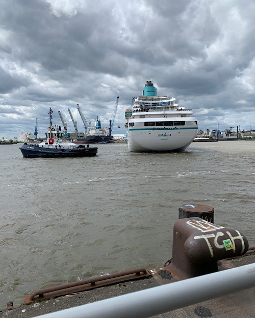 Bugsier wendet ein Kreuzfahrtschiff im Hamburger Hafen