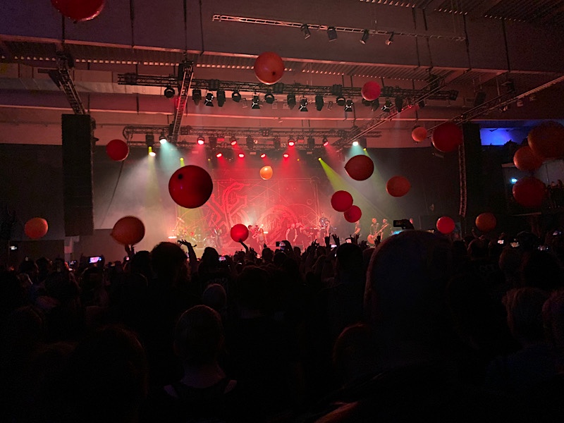 Abschluss des Lordfest 2023 mit Lord of the Lost. Publikum spielt mit roten Riesenbällen