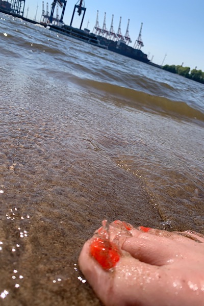 Fuß im Wasser der Elbe