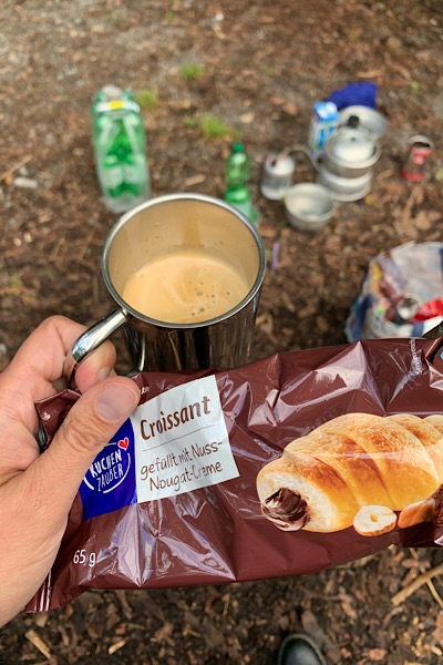 Espresso im Alubecher und Schokocroissant