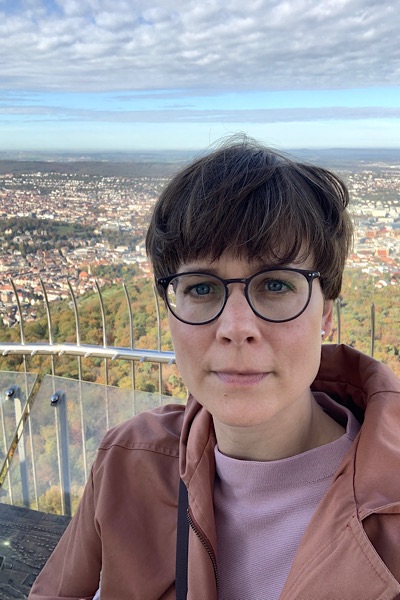 Frau auf Stuttgarter Fernsehturm