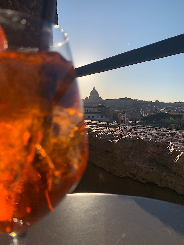 Aperol Spritz im Glas mit Petersdom im Hintergrund
