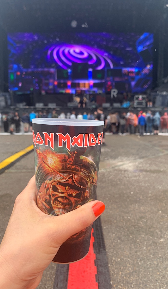 Becher von Iron Maiden beim Konzert vor noch fast leeren Rängen. Das hat sich kurz darauf geändert.